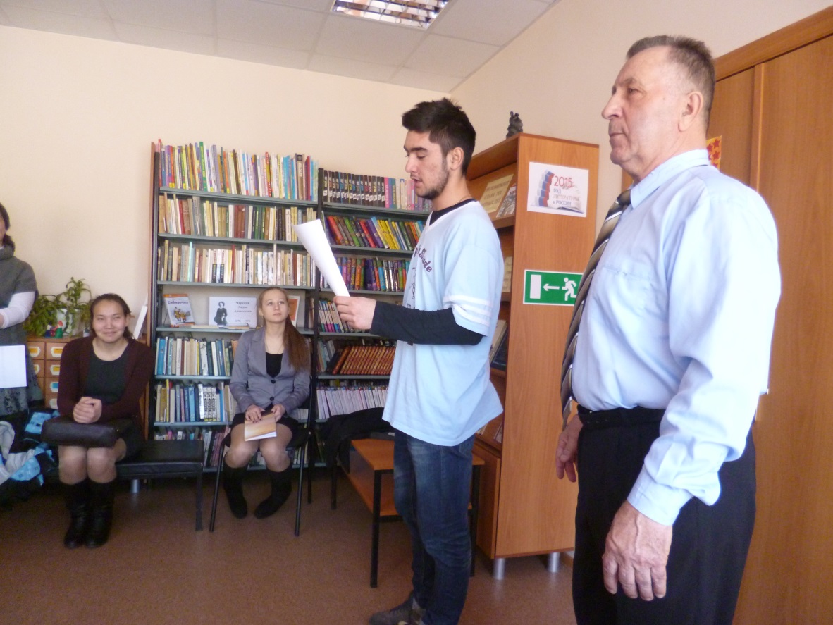 В.В. Удалов в Кременкульской библиотеке читает стихи о Великой Отечественной войне