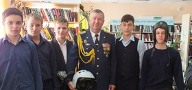 Полковник воздушно-космических сил встретился с читателями Мирненской библиотеки в День космонавтики