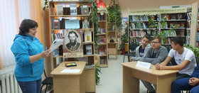 190-летие Льва Толстого отметили в библиотеке п. Мирный