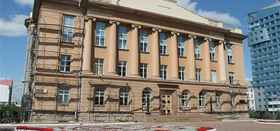 В Челябинской областной универсальной научной библиотеке идет ремонт фасада 