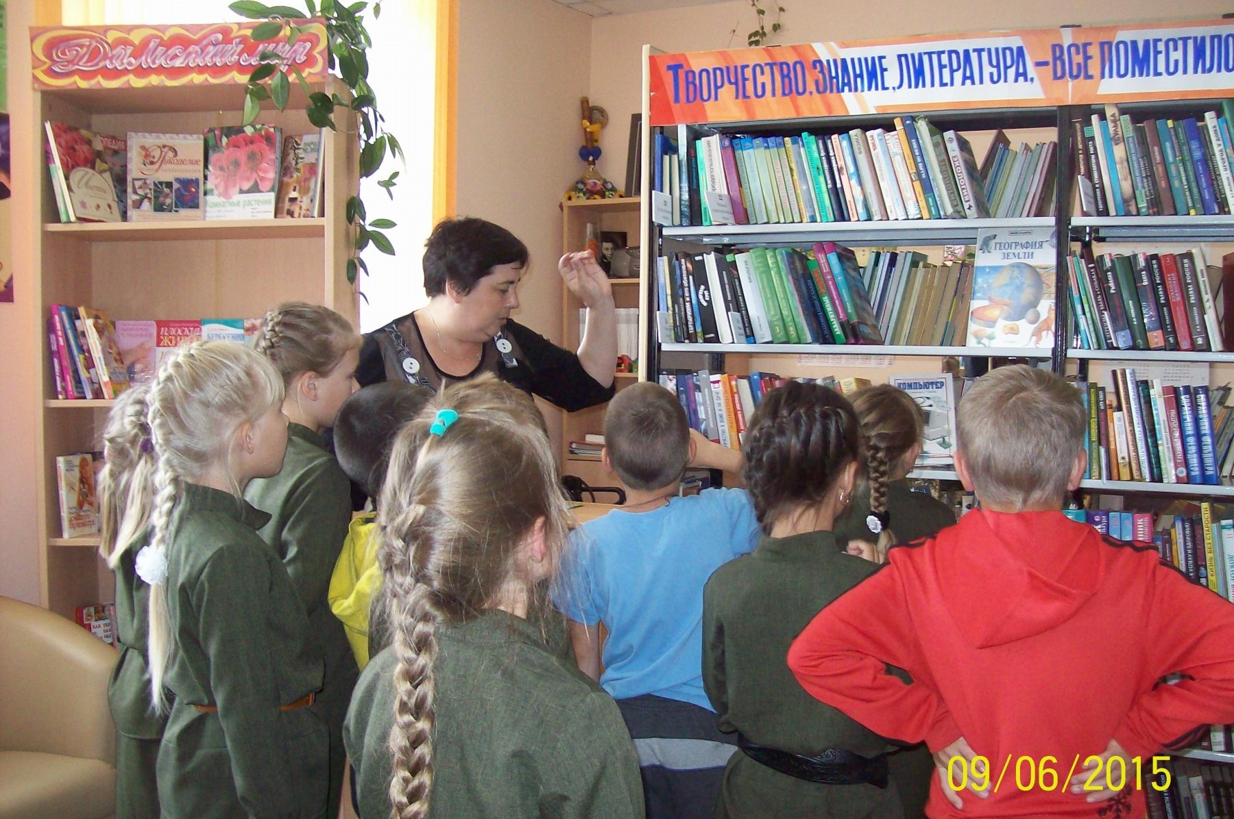 Читатели Касаргинской библиотеки в библиотеке п. Мирный