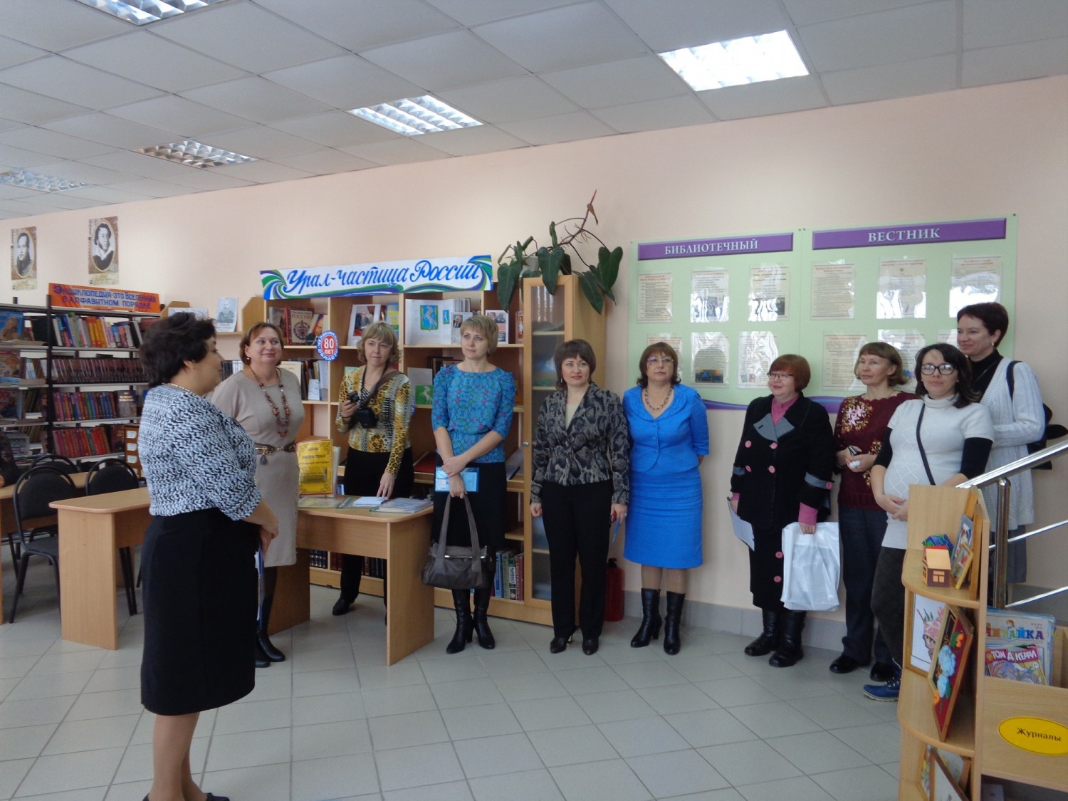Экскурсию для гостей проводит заведующая библиотеки Е.А. Кутасина