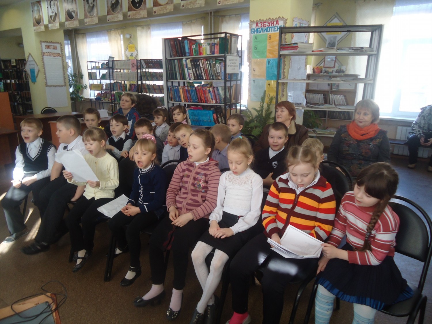 Первоклассники поют песни для мам в Полетаевской библиотеке